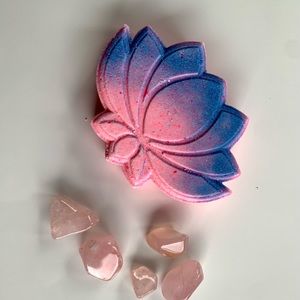 Lotus flower bath bomb with rose quartz crystal